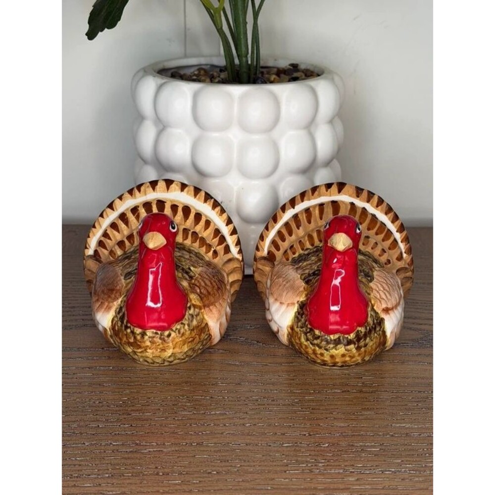 Pair Ceramic Turkey salt & pepper shakers – Thanksgiving Fall Table Décor 3.5”